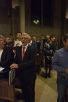 Koorleden helpen publiek met inzingen